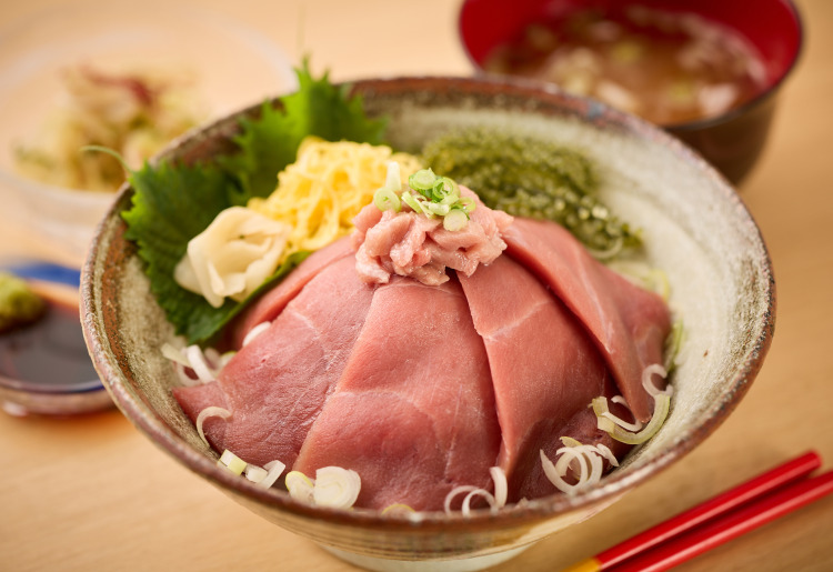 ▼【特選】沖縄県産 生マグロ丼